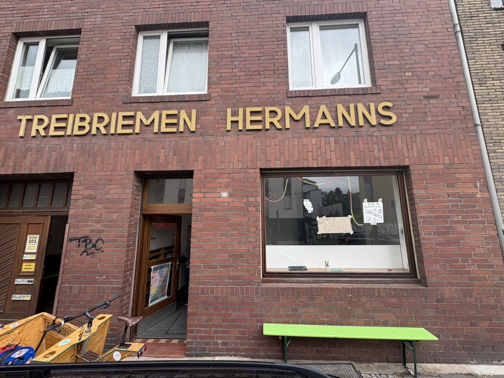 Werkraum bitcircus101 – Tische und Arbeitsflächen